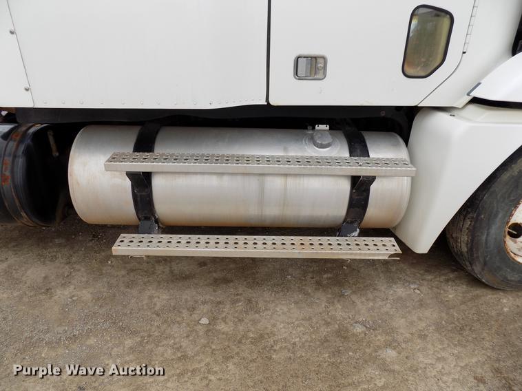 image for item DD3660 2006 Freightliner Century Class semi truck