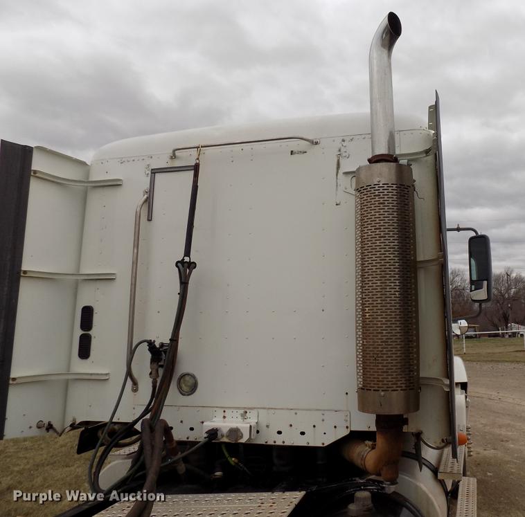 image for item DD3660 2006 Freightliner Century Class semi truck