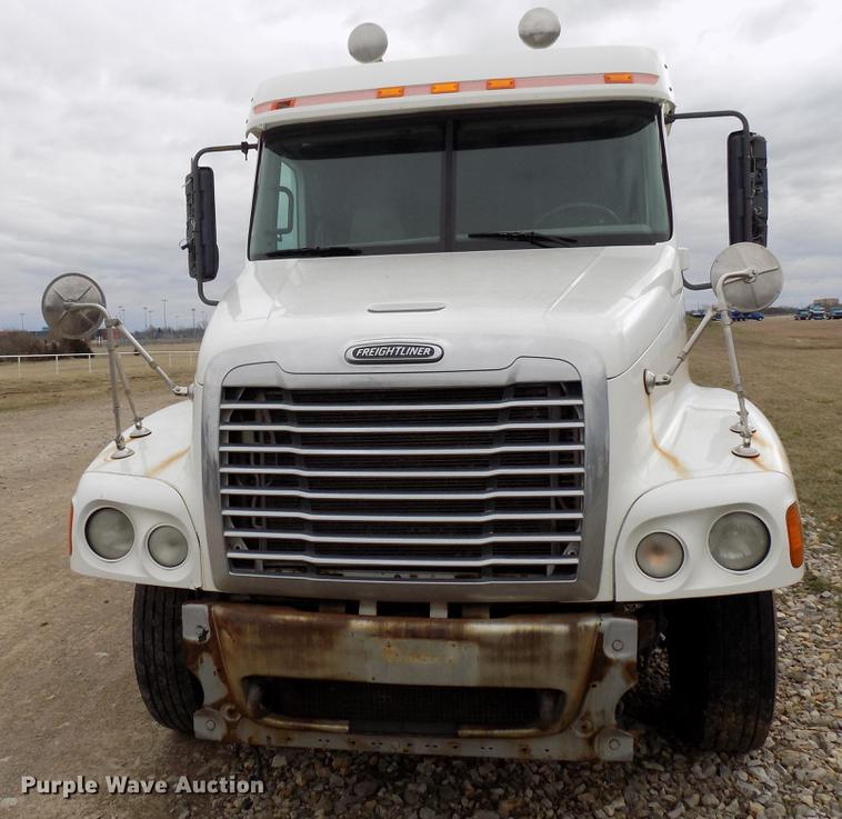 image for item DD3661 2007 Freightliner Century Class semi truck