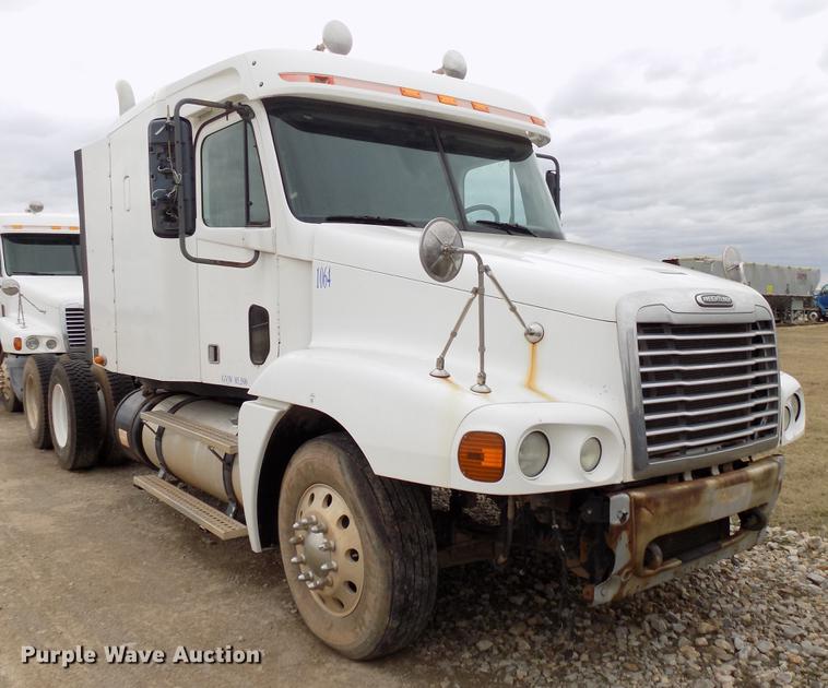 image for item DD3661 2007 Freightliner Century Class semi truck