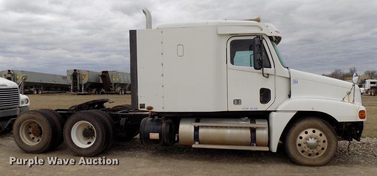 image for item DD3661 2007 Freightliner Century Class semi truck