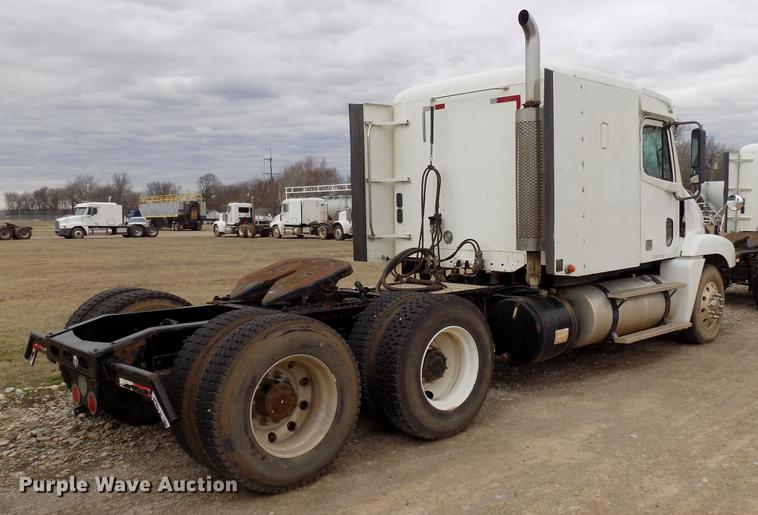 image for item DD3661 2007 Freightliner Century Class semi truck