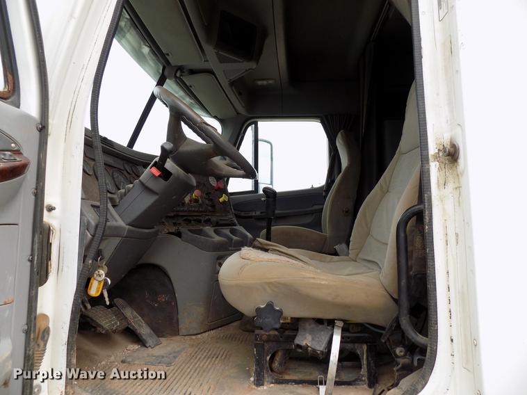 image for item DD3661 2007 Freightliner Century Class semi truck