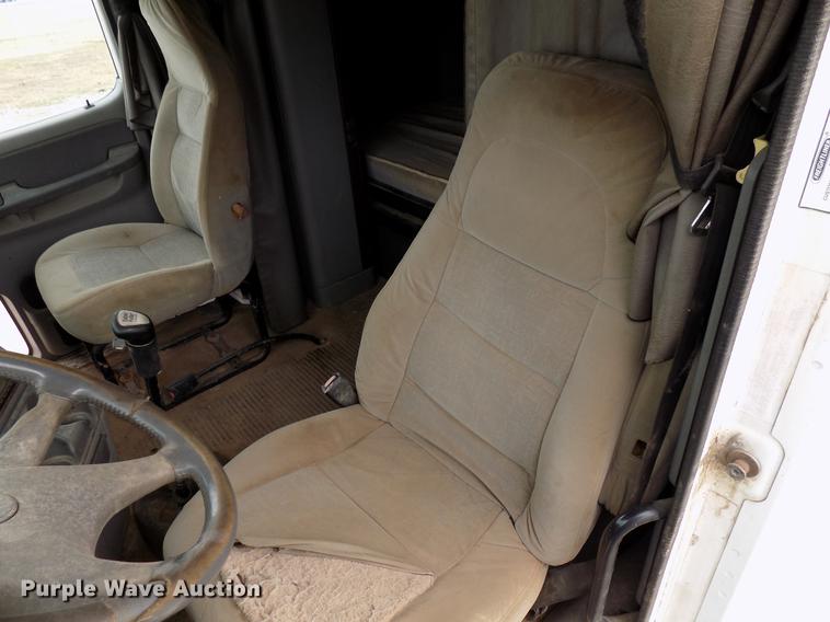 image for item DD3661 2007 Freightliner Century Class semi truck