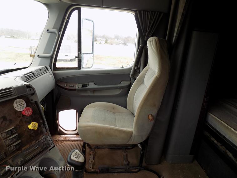 image for item DD3661 2007 Freightliner Century Class semi truck
