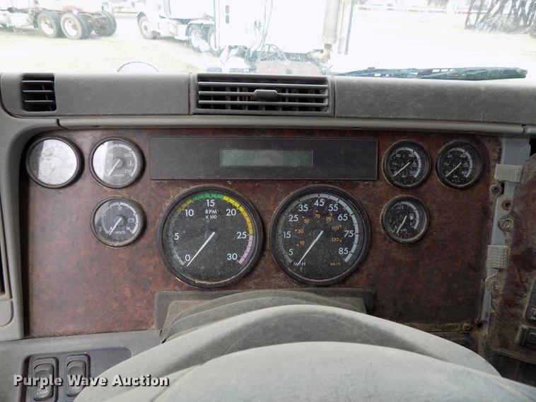 image for item DD3661 2007 Freightliner Century Class semi truck
