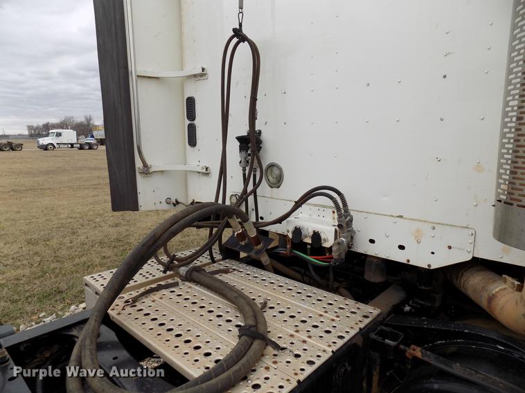 image for item DD3661 2007 Freightliner Century Class semi truck