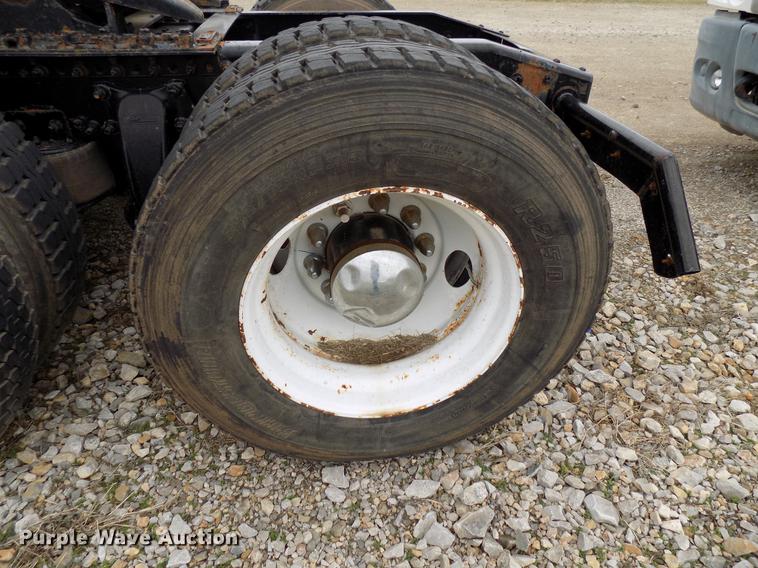 image for item DD3661 2007 Freightliner Century Class semi truck