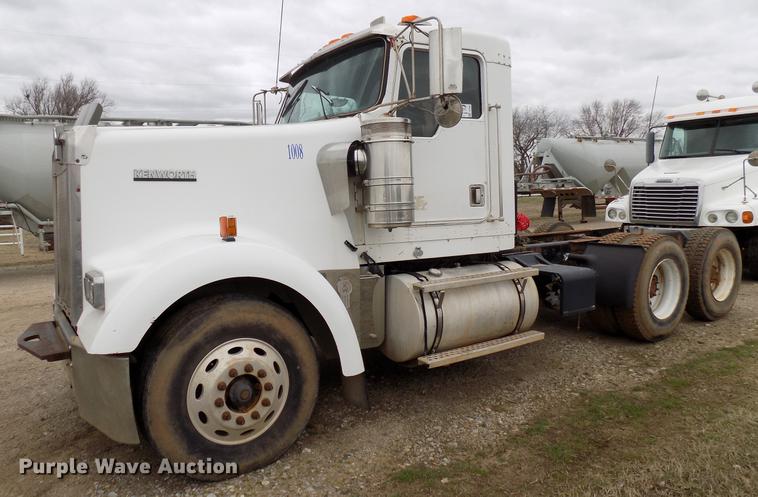 image for item DD3662 2000 Kenworth W900 semi truck