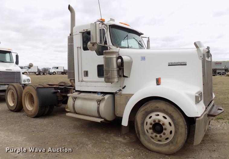 image for item DD3662 2000 Kenworth W900 semi truck