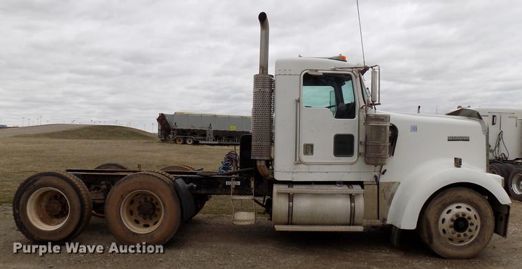 image for item DD3662 2000 Kenworth W900 semi truck