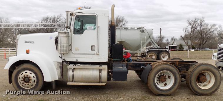 image for item DD3662 2000 Kenworth W900 semi truck