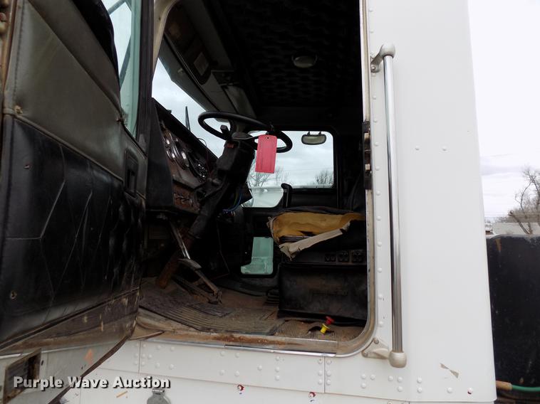 image for item DD3662 2000 Kenworth W900 semi truck