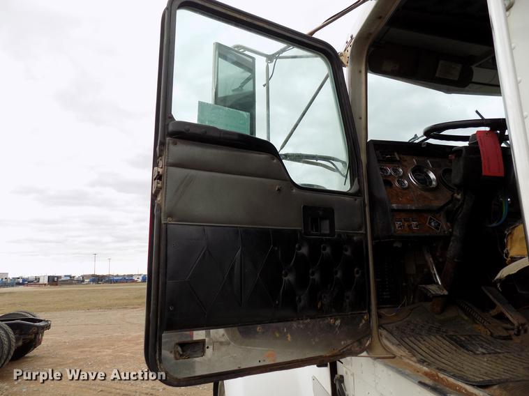 image for item DD3662 2000 Kenworth W900 semi truck