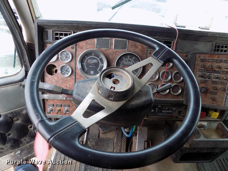 image for item DD3662 2000 Kenworth W900 semi truck