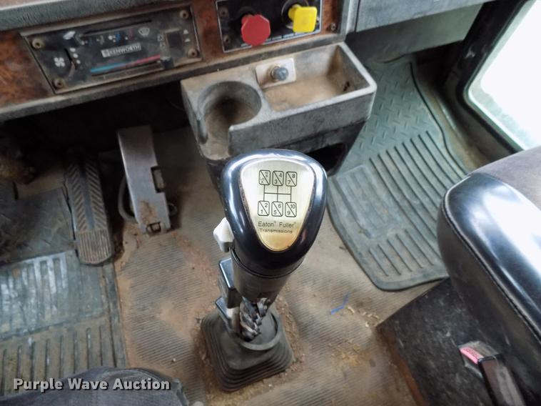 image for item DD3662 2000 Kenworth W900 semi truck