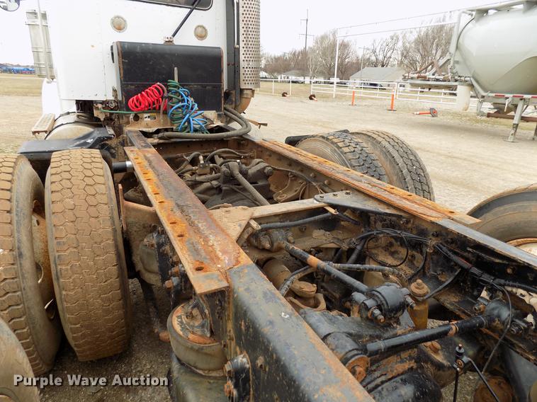 image for item DD3662 2000 Kenworth W900 semi truck