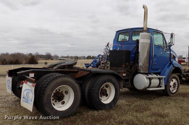 image for item DD3664 2008 Sterling L9500 semi truck