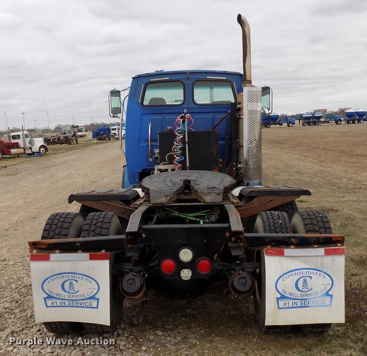 image for item DD3664 2008 Sterling L9500 semi truck