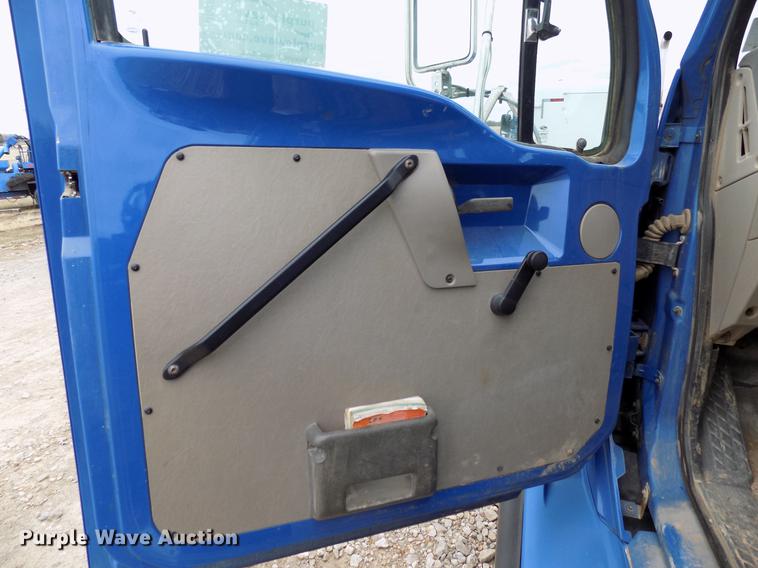 image for item DD3664 2008 Sterling L9500 semi truck