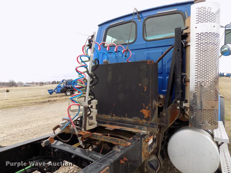 image for item DD3664 2008 Sterling L9500 semi truck