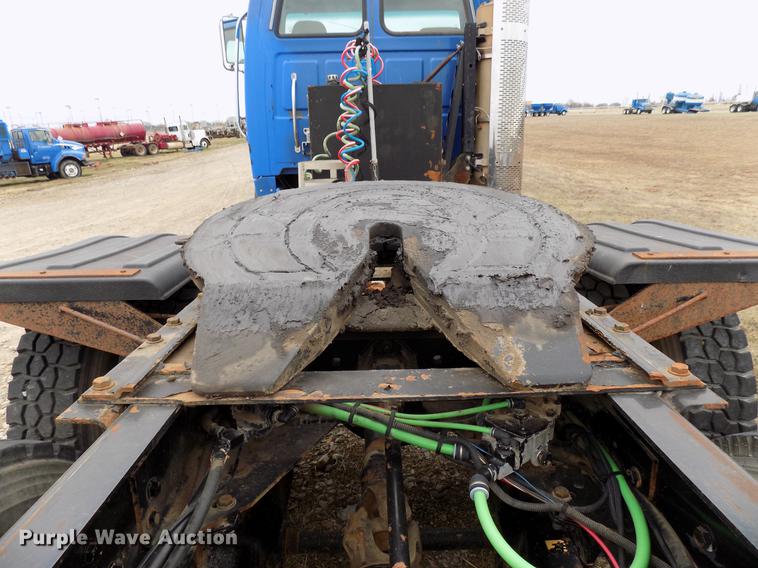 image for item DD3664 2008 Sterling L9500 semi truck