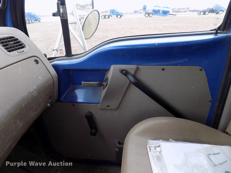 image for item DD3668 2007 Sterling L-Line semi truck