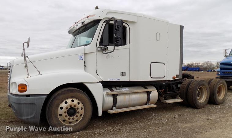image for item DD3670 2007 Freightliner Century Class semi truck