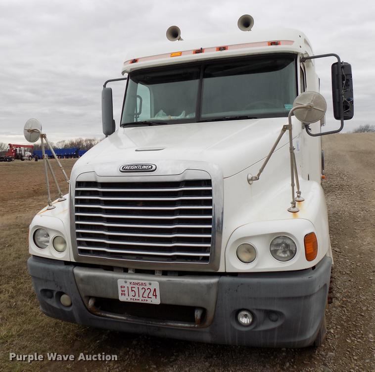 image for item DD3670 2007 Freightliner Century Class semi truck