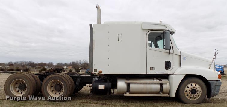image for item DD3670 2007 Freightliner Century Class semi truck
