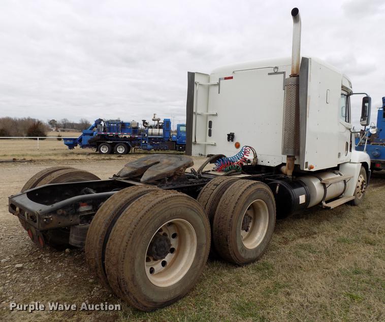 image for item DD3670 2007 Freightliner Century Class semi truck