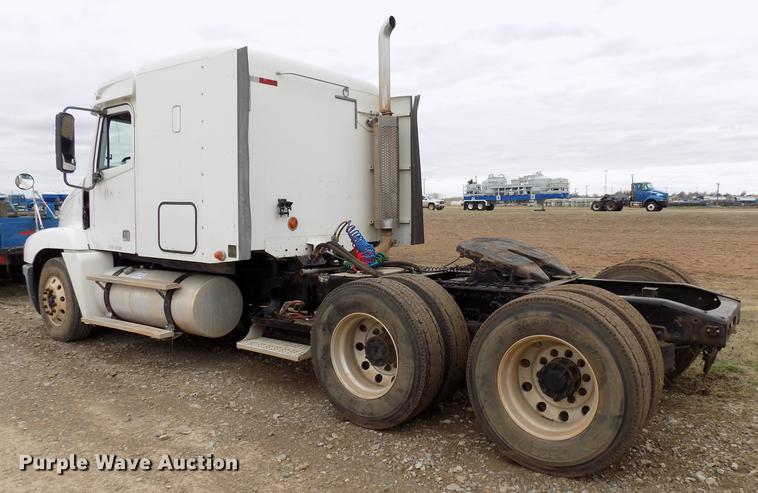 image for item DD3670 2007 Freightliner Century Class semi truck