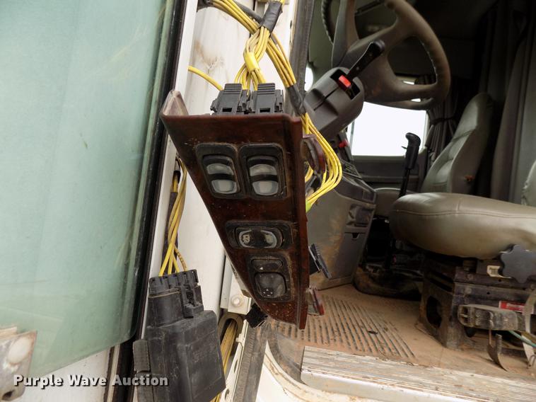 image for item DD3670 2007 Freightliner Century Class semi truck