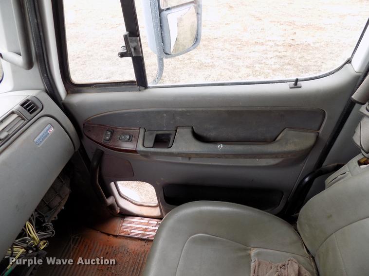 image for item DD3670 2007 Freightliner Century Class semi truck