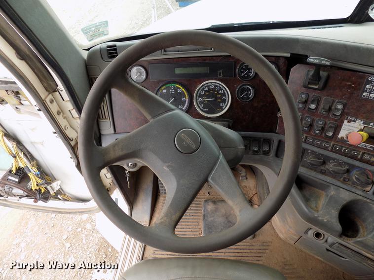 image for item DD3670 2007 Freightliner Century Class semi truck