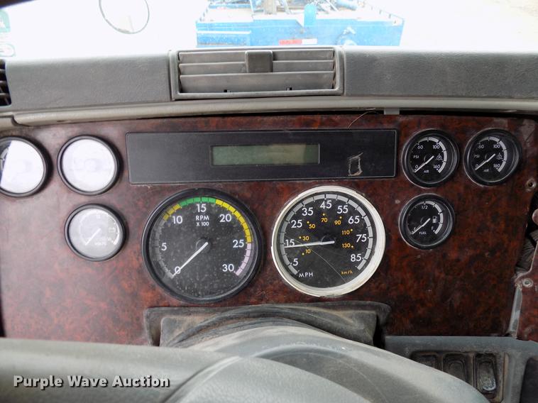 image for item DD3670 2007 Freightliner Century Class semi truck