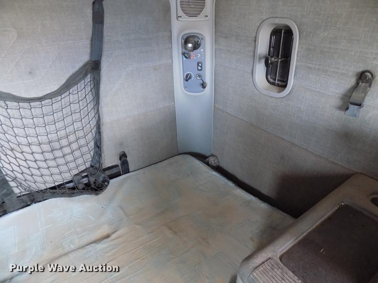 image for item DD3670 2007 Freightliner Century Class semi truck