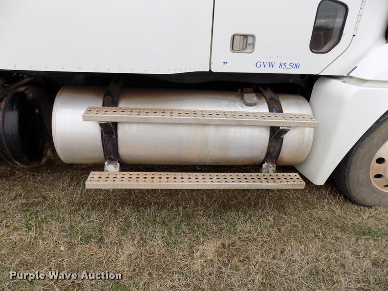 image for item DD3670 2007 Freightliner Century Class semi truck