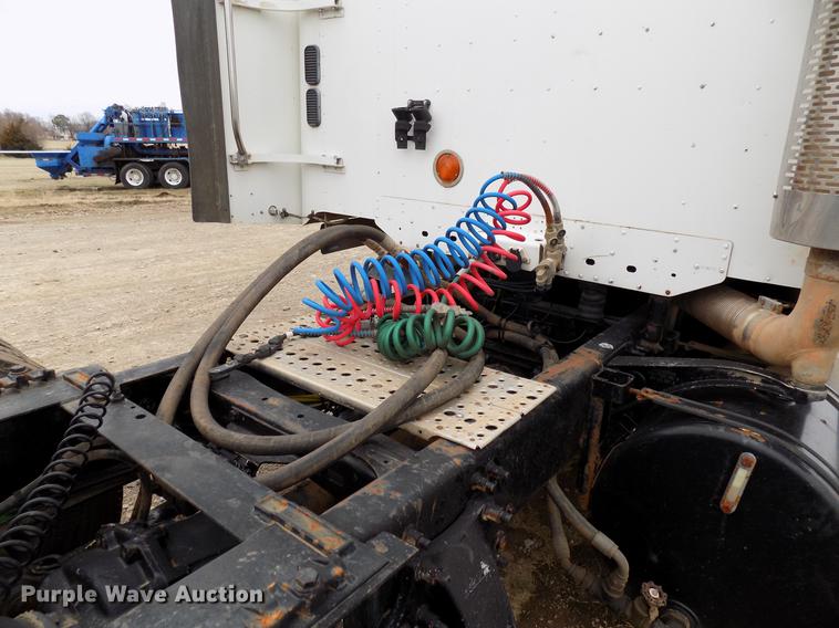 image for item DD3670 2007 Freightliner Century Class semi truck