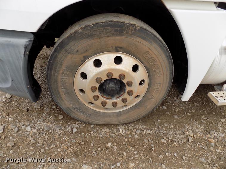 image for item DD3670 2007 Freightliner Century Class semi truck