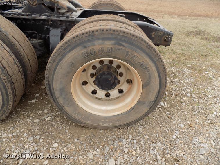 image for item DD3670 2007 Freightliner Century Class semi truck