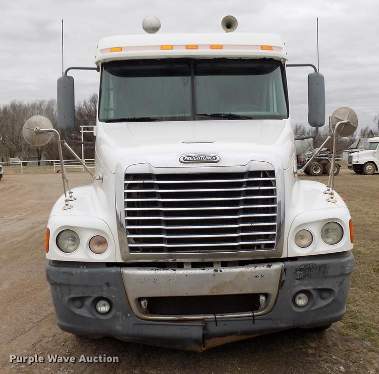 image for item DD3676 2007 Freightliner Century Class semi truck