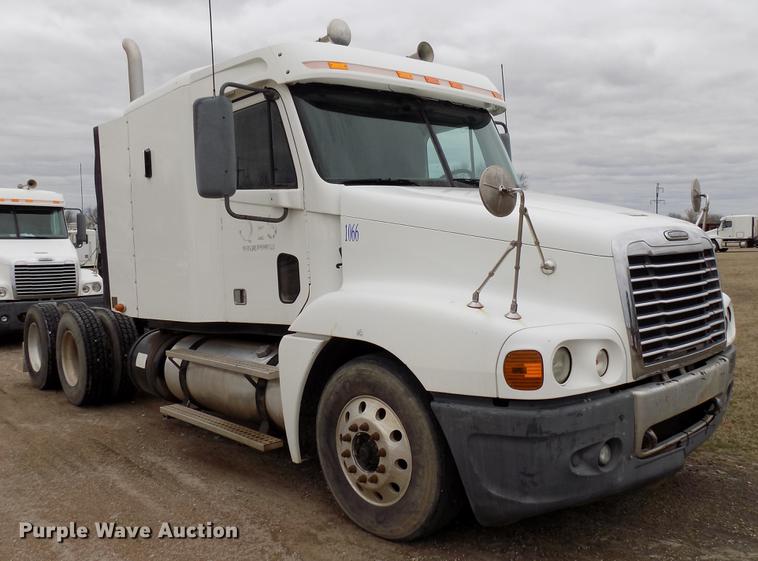 image for item DD3676 2007 Freightliner Century Class semi truck