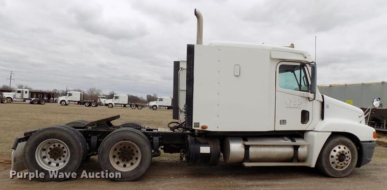 image for item DD3676 2007 Freightliner Century Class semi truck