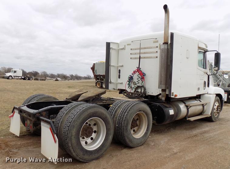 image for item DD3676 2007 Freightliner Century Class semi truck