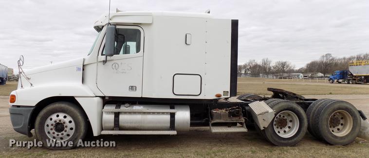 image for item DD3676 2007 Freightliner Century Class semi truck