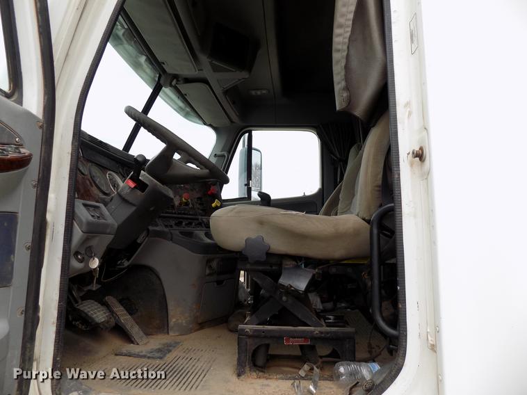 image for item DD3676 2007 Freightliner Century Class semi truck