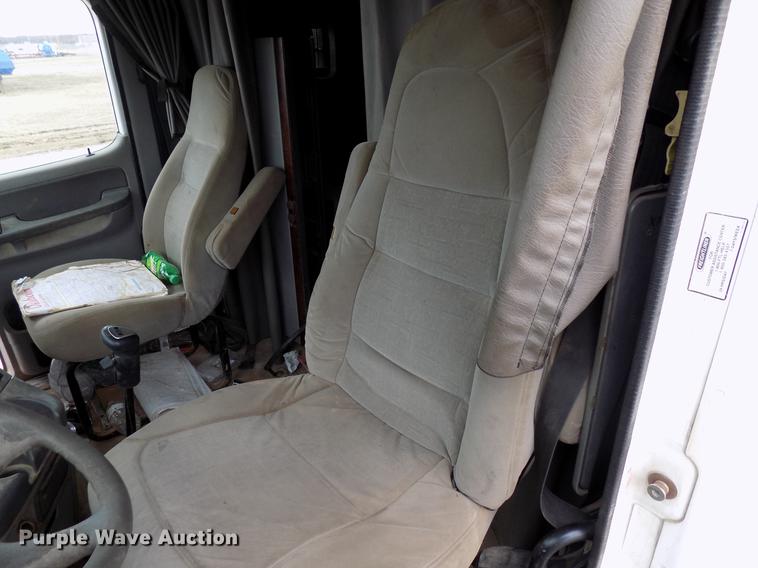 image for item DD3676 2007 Freightliner Century Class semi truck