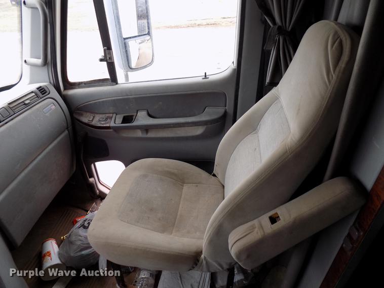 image for item DD3676 2007 Freightliner Century Class semi truck