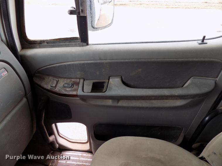 image for item DD3676 2007 Freightliner Century Class semi truck